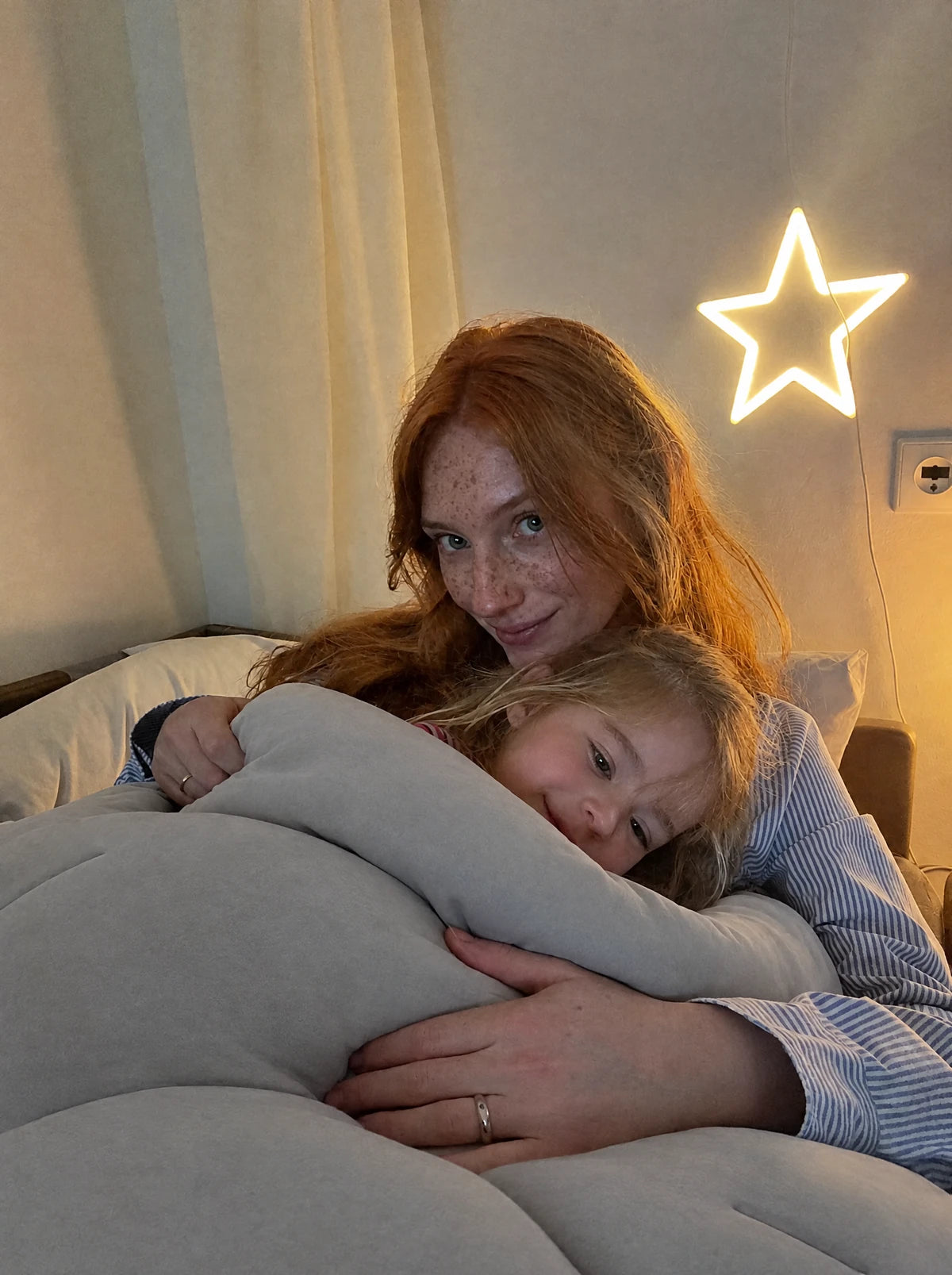 Selfie d'une maman et de sa fille sous une couette Whoosh gris clair