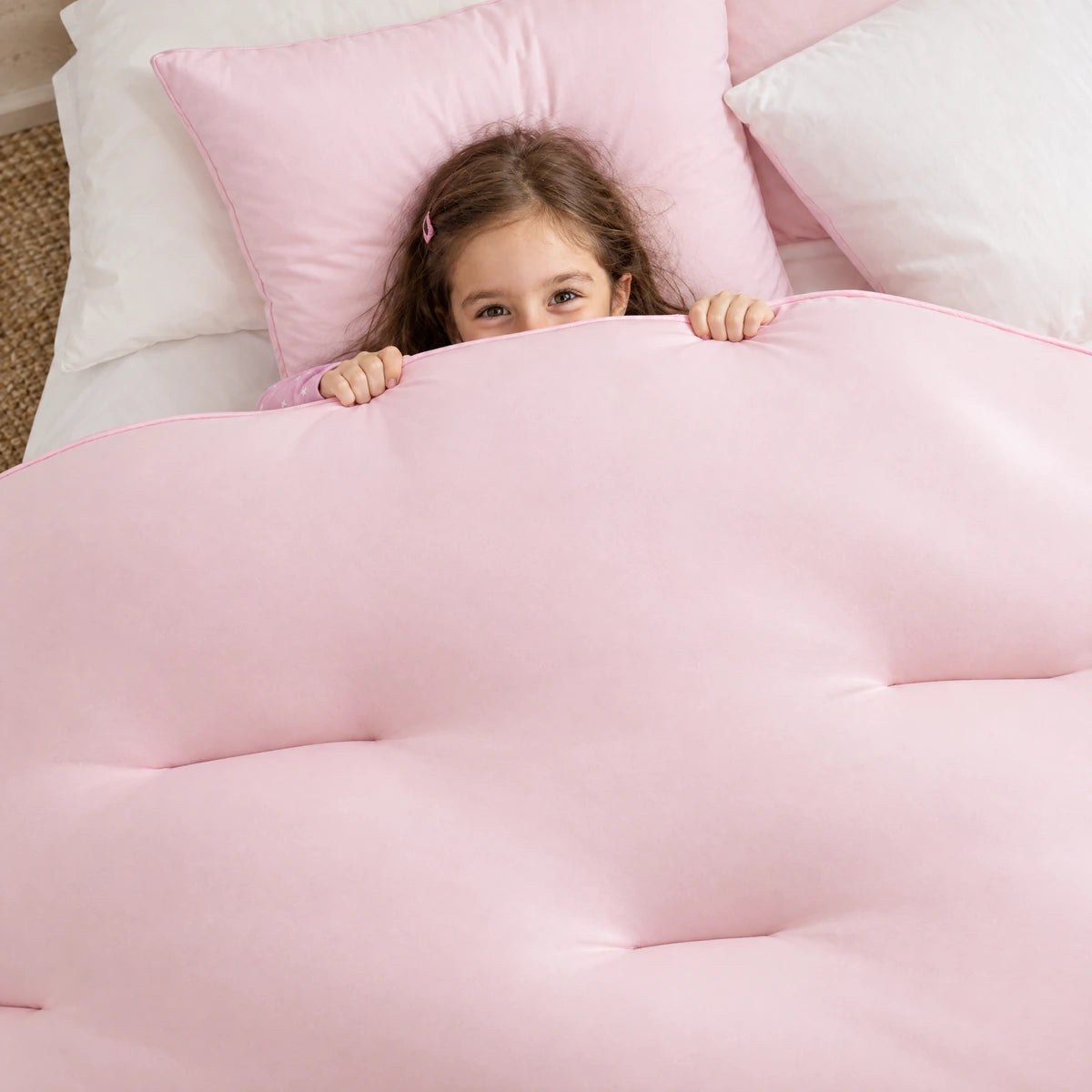 Petite fille cachée sous la couette Whoosh rose poudré